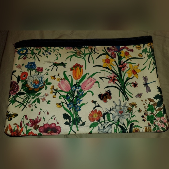 SALE ππHOST PICKππ GUCCI ACCORNERO CLUTCH, PERFECT FOR SPRING, SUMMER - Picture 15 of 15